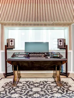 گریباکس نشویل |  اتاق کنترل استودیوی موسیقی مدرن با دیوار چوبی ، نور طبیعی و دنده صوتی