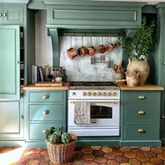 Vivi et Margot در اینستاگرام: "بیایید با آشپزخانه صحبت کنیم ... به ویژه آشپزخانه سبز من.  همیشه از من می پرسند "چرا سبز؟"  چگونه این رنگ را انتخاب کردم؟  آیا من از یک ... استفاده کردم