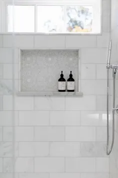 کاشی های موزاییکی سفید و خاکستری در طاقچه دوش کوچک - انتقالی - حمام