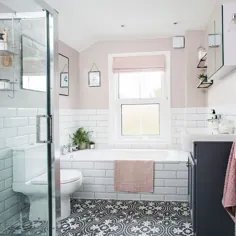 آرایش حمام با کاشی های کف طرح دار و دیوارهای رژگونه
