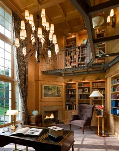 نور طبیعی تخته های چوبی کتابخانه 2 طبقه را با بالکن + شومینه منافذ گرم می کند [2016x2560]