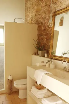 دیوارهای سنگی برهنه در حمام