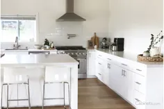 آشپزخانه مدرن قرن میانه با کابینت های درب سفید و صفحات کشویی - Tabinets.com