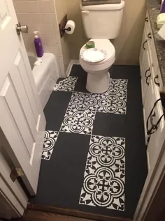 او کف کل حمام را با رنگ سیاه می پوشاند تا کاشی های زشت را پنهان کند ، سپس خودش را ترسیم می کند