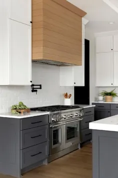 هود آشپزخانه از تخته بلوط قهوه ای با آجر سفید Backsplash - کلبه - آشپزخانه