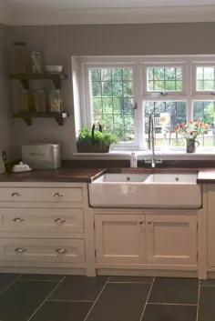 آشپزخانه دست ساز کلاسیک ، کانتری ، کرم با قفسه بندی طرح باز