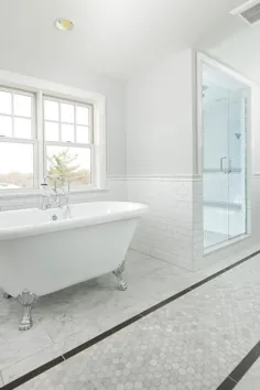 حمام بلند با کاشی های شش ضلعی مرمر کاررا و کاشی های حاشیه خاکستری - انتقالی - حمام