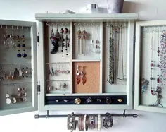 کابینت جواهرات.  کمد گوشواره بزرگ با قفسه.  ذخیره سازی جواهرات لکه ای خاکستری.  گوشواره های چوبی