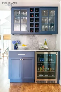 کابینت های بار آشپزخانه آبی با تخته سنگ مرمر خاکستری تیره Backsplash - انتقالی - آشپزخانه