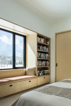 Fensterplatz mit Bücherregal - کتابها