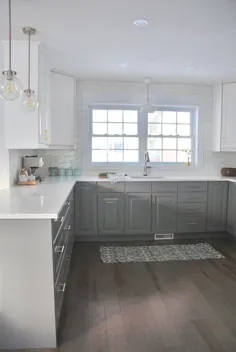 یک آرایش آشپزخانه خاکستری و سفید IKEA