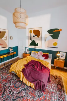 اتاق خواب دنج و رنگارنگ با آثار هنری انتزاعی