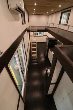خانواده House of Three’s Off-Grid Tiny House با Catwalk Loft-to-Loft 12ft