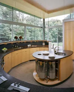 کابینت های منحنی جزیره آشپزخانه در یک اقامتگاه با دیوارهای شیشه ای در یک بانک شیب دار مشرف به رودخانه دلاور ، نیو هوپ ، پنسیلوانیا [792x990]