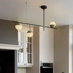 چراغ سقفی خطی مدرن 3 سبک Mid-Century در مشکی و برنجی با گلوله های شیشه ای برای اتاق غذاخوری رستوران جزیره آشپزخانه