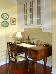 دفتر خانه سنتی زرد با صندلی چوبی