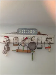ظروف آشپزخانه چوبی و مفتولی قدیمی قدیمی در نمایش به عنوان