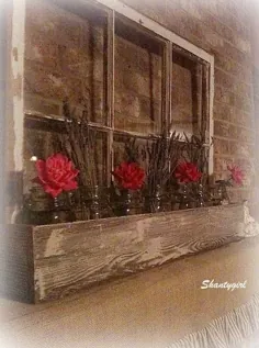 جعبه گل چوبی را به قاب پنجره قدیمی وصل کنید ، شیشه های مزون (با گل) یا گیاهان را اضافه کنید.  این در باغ ، جلوی سوله یا آلاچیق بسیار زیبا به نظر می رسد