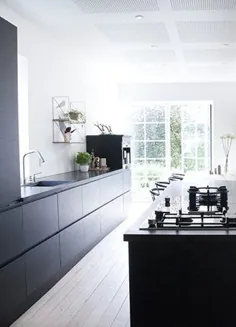 آشپزخانه مشکی با دیوار آجری آشکار - طراحی COCO LAPINE