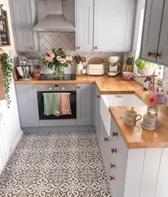 Nestfeels در اینستاگرام: «فضاهای کوچک آشپزخانه هم می توانند زیبا باشند!  این آشپزخانه کلبه دنج برای اندازه آن دنج و در عین حال کاربردی است؟  برای خانه بیشترnestfeels را دنبال کنید... "