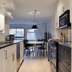 کابینت های رویه سفید و کابینت های مشکی پایین - انتقالی - آشپزخانه