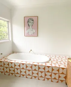 پست اینستاگرامی Antique and Encaustic Tiles: "جالب بودن حمام کردن.  عشق کامل به کاشی های حمام نارنگی لا لونا!  و کار شگفت انگیزjaivasicek که دیوار را تزئین کرده است.... "
