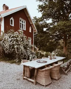 یک خانه ایده آل قرمز و سفید سوئدی در حومه شهر