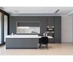 .
استفاده از ترکیب رنگی خاکستری تیره و سفید در آشپزخانه‌هایی با نورگیر خوب و پنجره‌های بزرگ، یک انتخاب مناسب به شمار می‌رود.
این ترکیب در کنار رنگ‌های دیگری مانند بژ و طرح چوب، هارمونی، جسارت و زیبایی ویژه‌ای به خانه می‌بخشد.

Project Name: Nikan Aseman
‎