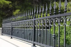 برای افزایش امنیت، حصار فلزی را در اطراف خانه خود نصب کنید