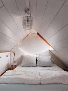 اتاق خواب اتاق زیر شیروانی کوچک دنج و سفید
