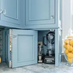 درب کابینت آبی تاشو به کابینت لوازم خانگی کوچک - انتقالی - آشپزخانه