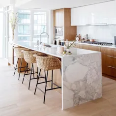 آشپزخانه ساحلی مدرن با رنگ چوب سفید و طبیعی با جزیره آبشار مرمر