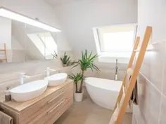 Wie plane ich ein kleines Bad mit Dachschräge؟