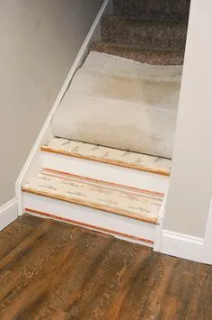 از فرش تا چوب سخت: چگونه پله های خود را به راحتی تغییر شکل دهیم