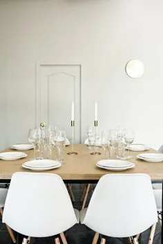 میز چوبی قهوه ای با صندلی های سفید