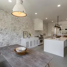 آشپزخانه سفید روستیک با کابینت های سفید مشبک جلو