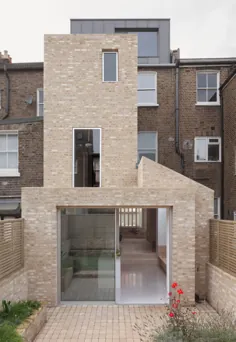 الجواد پایک از مواد کمرنگ و در معرض نور برای گسترش خانه در غرب لندن استفاده می کند