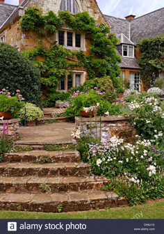 عکس - پله های سنگی منحنی در Coton Manor Gardens، Coton Manor، Coton، Northamptonshire، England، UK