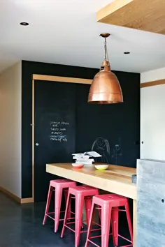 چهارپایه آشپزخانه که در برابر سیاه ظاهر می شود