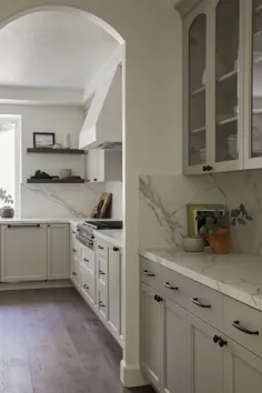 یک آشپزخانه مدرن و بی انتها در یک خانه استعماری اسپانیا در لس آنجلس