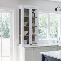 کابینت جلو شیشه ای با قفسه های چوبی - انتقالی - آشپزخانه