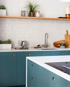 عکس اینستاگرامی Naked Kitchens: "آشپزخانه Royal Mile ما از یک طرح رنگی روشن و تازه استفاده می کند.  میز کار ، دیوارها و لوازم جانبی سفید همه صحنه خوبی برای... است