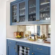 کابینت های میله ای آبی با پشت پرده آینه ای - انتقالی - آشپزخانه