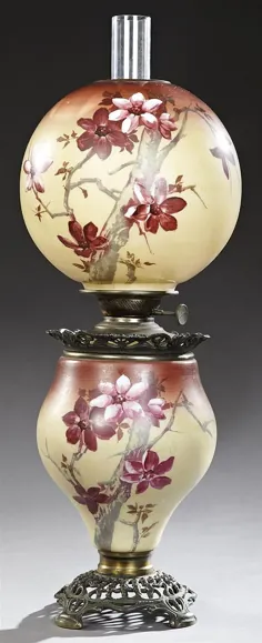 قیمت فروخته شده: لامپ برنجی و روغن آهنی ویکتوریا ، اواخر قرن نوزدهم ، با سایه ای گلدار با دست ، روی یک قلم برنجی