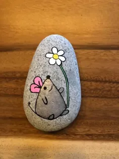 سنگ نقاشی‌شده با تصویر موش کوچک