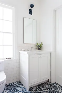 کاشی های آبی Otomi با روکابینتی سفید سفید - انتقالی - حمام