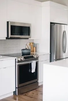 آشپزخانه سفید مدرن با لوازم خانگی استیل