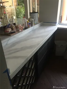 این میز آشپزخانه گرانیتی قدیمی اکنون مانند سنگ مرمر به نظر می رسد - فقط با استفاده از رنگ!