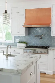 آشپزخانه سفید و آبی با میزهای توتون دودی کوارتز - انتقالی - آشپزخانه
