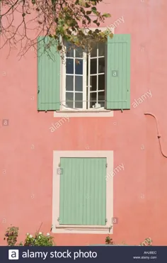 عکس - کرکره های سبز در دیوار صورتی در Provence ، جنوب فرانسه
